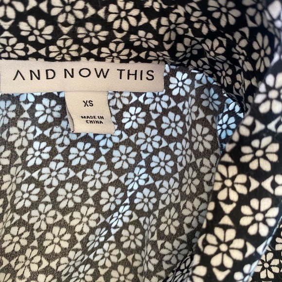 Black and White Stylized Flower Blouse XS - Picture 4 of 6
